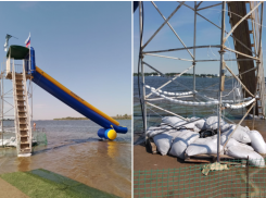 На астраханском пляже установили опасный аттракцион