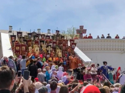 Кадры необычного крестного хода в Астрахани 