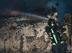 Крупный пожар в центре Астрахани тушили больше часа 43 спасателя