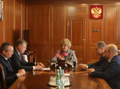 Игорь Мартынов поздравил Валентину Матвиенко с переизбранием главой Совфеда