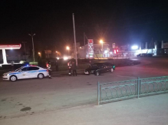 В Астрахани в микрорайоне Бабаевского автомобиль провалился в яму