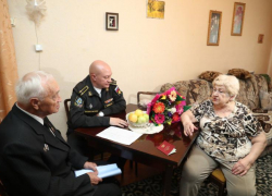 Астраханке вручили удостоверение к государственной награде её отца 
