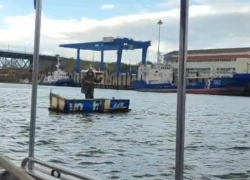 Мужчина на причудливом плоту у Старого моста перепугал астраханцев