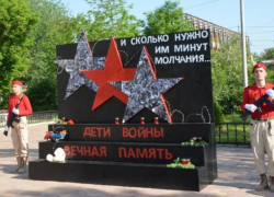 В астраханской школе № 32 открыли обелиск «Дети войны»