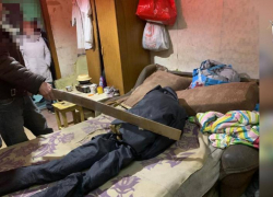 В подъезде жилого дома в Астрахани нашли тело женщины