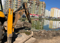 В Астрахани на улице Куликова коммунальщик повредил газопровод