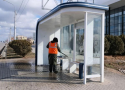 В Астрахани коммунальщики начали вычищать дорожную инфраструктуру