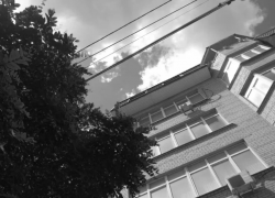 В Астрахани молодой парень упал с большой высоты жилого дома