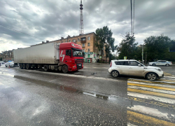 В Астрахани грузовик прижал легковой автомобиль, есть пострадавшие