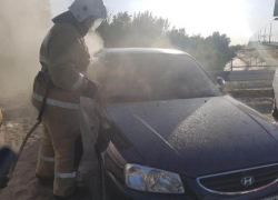 В Астрахани по неизвестным причинам сгорело два автомобиля