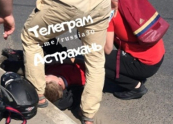 В Астрахани на улице Савушкина сбили мотоциклиста