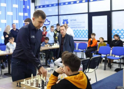 Гроссмейстер Сергей Карякин открыл шахматный клуб в Астрахани