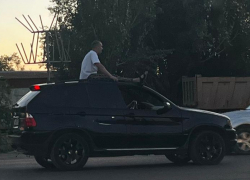 Астраханец разъезжал по городу верхом на внедорожнике