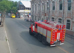 В Кировском районе Астрахани горит двухэтажный жилой дом