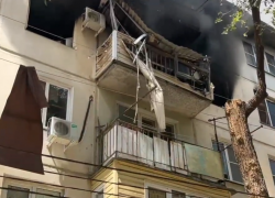 На пожар в центре Астрахани выехали бригады скорой и следком