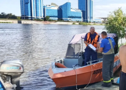 Ложная тревога: астраханского пловца с пенопластом в руках вытащили из реки