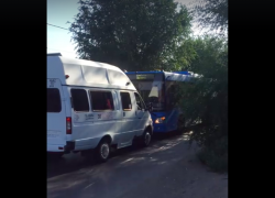 В Астрахани автобус и маршрутка на дороге устроили баранье бодание 