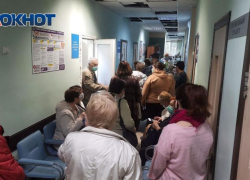 Пациенты поликлиники в Астрахани чуть не подрались в очереди на сдачу крови