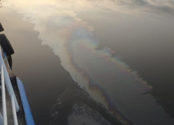 Источником загрязнения реки в центральном порту Астрахани могло стать судно из Туркменистана