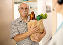 69% опрошенных астраханцев поддерживают «социальные полки» в магазинах