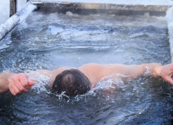 Астраханцам рассказали, как подготовиться к купанию в проруби на Крещение
