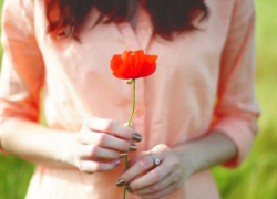 Астраханки признались: самым необычным подарком на 8 марта были цветы