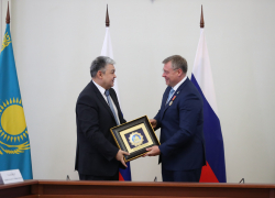 Астраханский губернатор получил государственную награду Казахстана