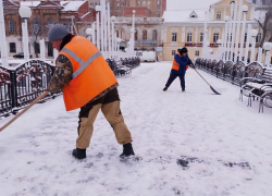 Скользкие дорожки: улицы Астрахани начали обрабатывать противогололедной смесью