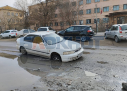 В Астрахани на улице Ахшарумова автомобиль провалился в канализационный люк
