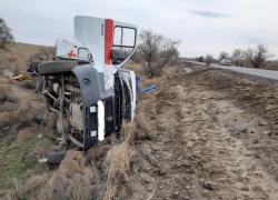 Под Астраханью перевернулась скорая помощь: есть пострадавшие