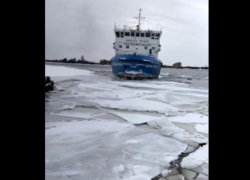 В Икрянинском районе Астраханской области ледокол расчищает места для паромных переправ