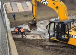В Астраханской области из ерика Кушумбет достали бетонные плиты