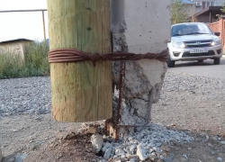 В Астрахани очередной столб грозит упасть на прохожих