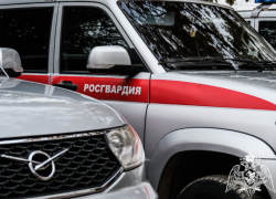 Названивал и караулил у дома: астраханца задержали за преследование девочки