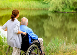 Астраханцам рассказали, как получить выплату по уходу за нетрудоспособным