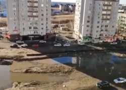 Уже нет сил: дерьмодемон поселился во дворе астраханской многоэтажки