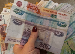 Молодая астраханка впустую потратила 350 тысяч рублей от центра соцподдержки