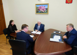 Астраханцы попросили губернатора быстрее достроить детский сад, больницы и дорогу