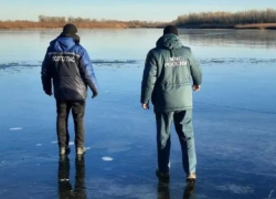 Спасатели предупреждают астраханцев об опасности выхода на лёд