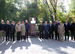 В Астрахани торжественно возложили цветы к бюсту Героя России
