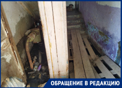Жители многоэтажки в Военном городке Астрахани бегут из собственного дома и ищут деревянные паллеты