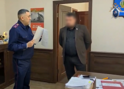 Главу района под Астраханью заподозрили в мошенничестве с отопительными трубами