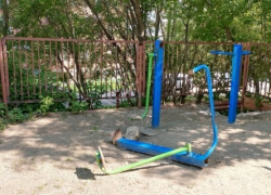 Общественники обеспокоены состоянием астраханских детских площадок во дворах