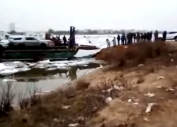 Жителям астраханских сел приходится лично тащить паром на другой берег