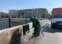 В Астрахани ремонтируют улицы и моют мосты, парки и скверы
