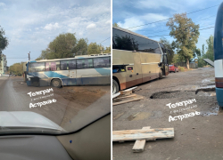 В Астрахани в микрорайоне «Казачий» два автобуса застряли в ямах на дороге
