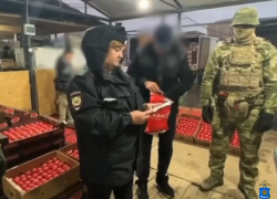 На астраханском рынке задержали 22 человека и отправили в отдел полиции