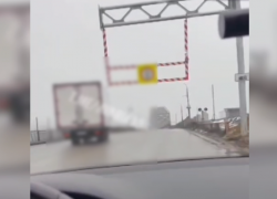 В Астрахани водители большегрузов нарушили ограничение на Старом мосту