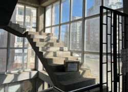 В Астрахани из-за халтуры предпринимателя 10-летний мальчик упал со второго этажа