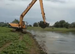 В Астраханской области не стали ждать и принялись расчищать водоем